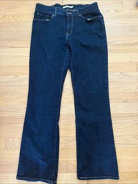 Levi’s Women’s Size 30 Dark Wash Classic Boot cut Stretchy Jeans